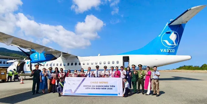 Khoảnh khắc những du khách đầu tiên của năm 2026 bước xuống từ chuyến bay đầu năm tại Cảng hàng không Côn Đảo, trong không khí đón tiếp thân thiện và trang trọng.