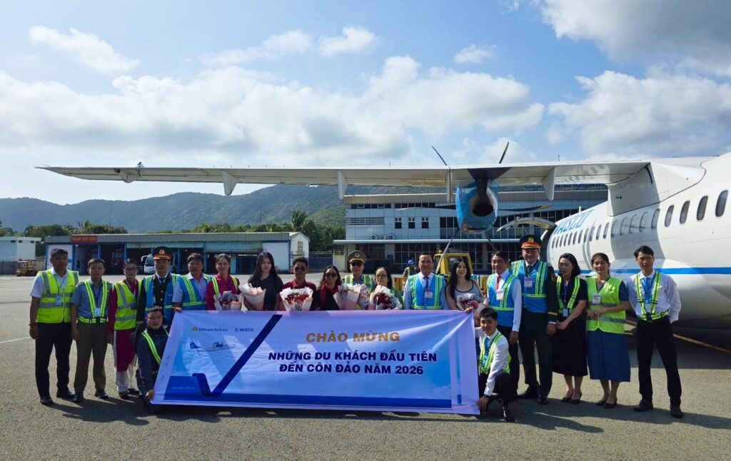 Leaders of Con Dao Special Zone take a commemorative photo with the first visitors arriving in Con Dao on January 1, 2026 at Co Ong Airport.